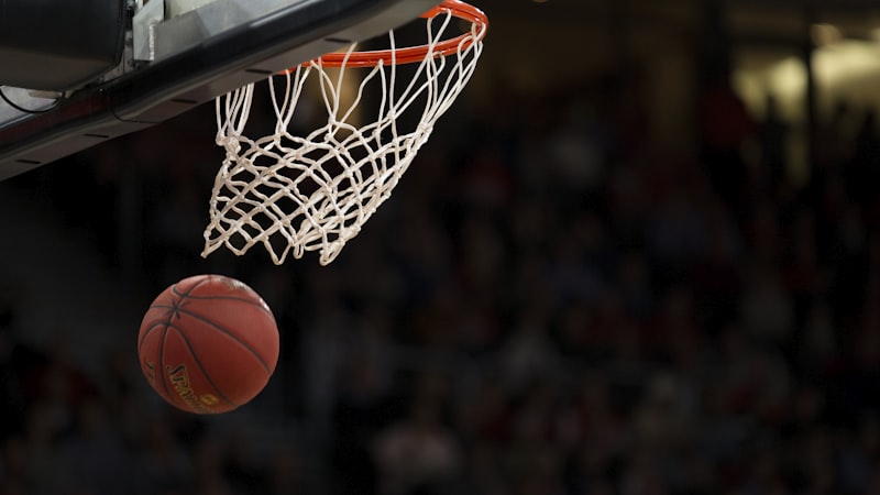 NBA季后赛篮球比赛现场图片 - 球员扣篮瞬间灯光特效